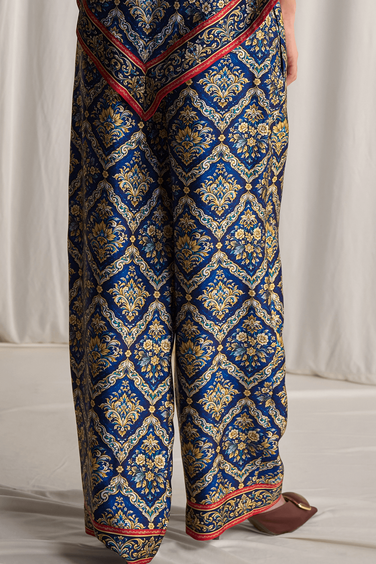 HALTER NECK SCARF PRINT TOP & RELAXED FIT PANT - View 3 - Superr*