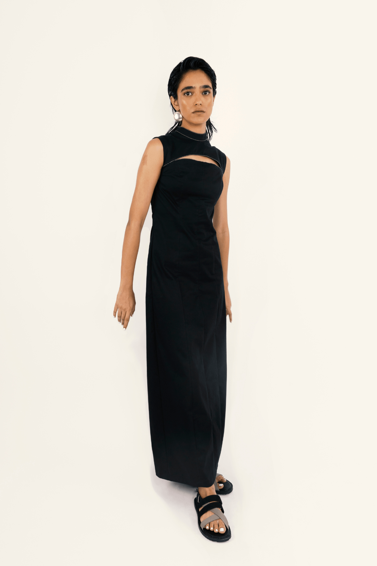 ELONGATING BLACK CUT-OUT DRESS - View 4 - Superr*