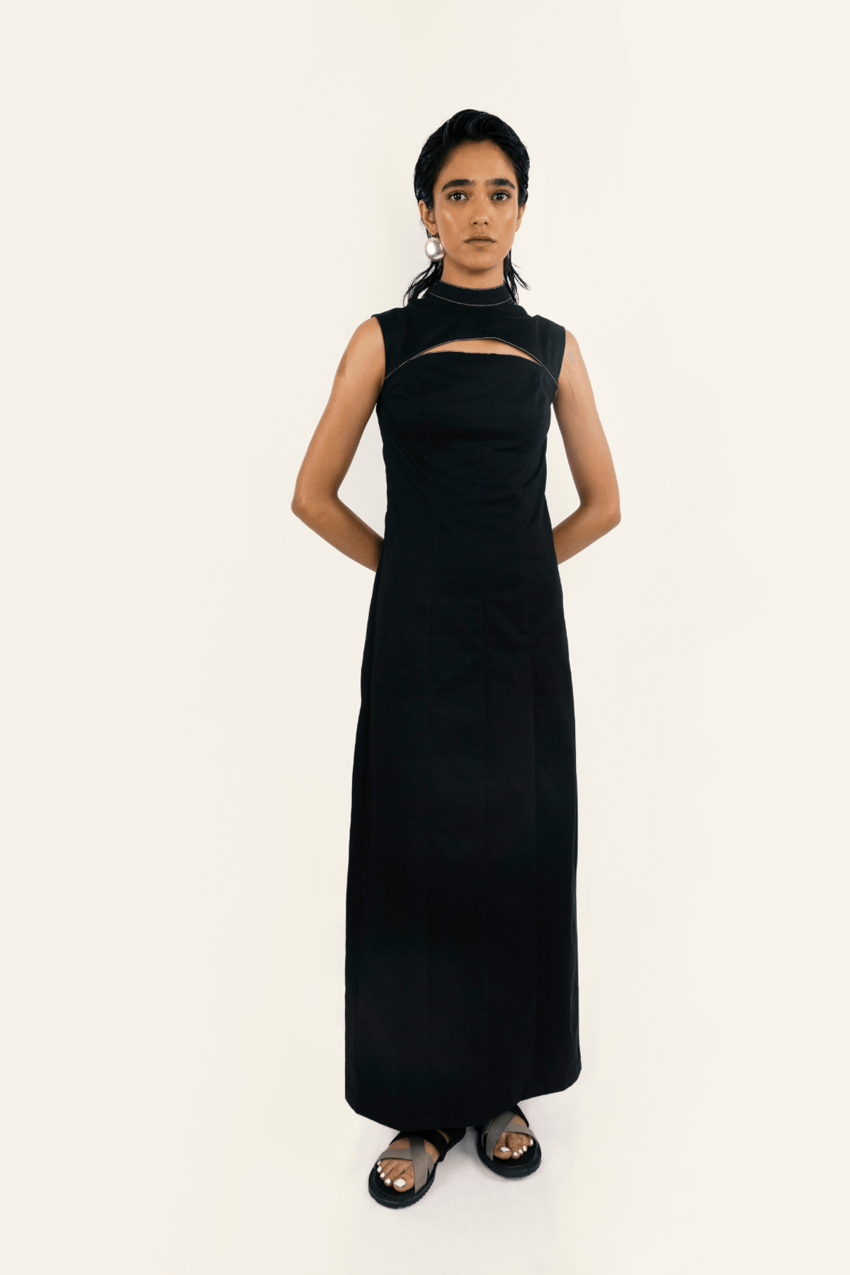 ELONGATING BLACK CUT-OUT DRESS - View 3 - Superr*