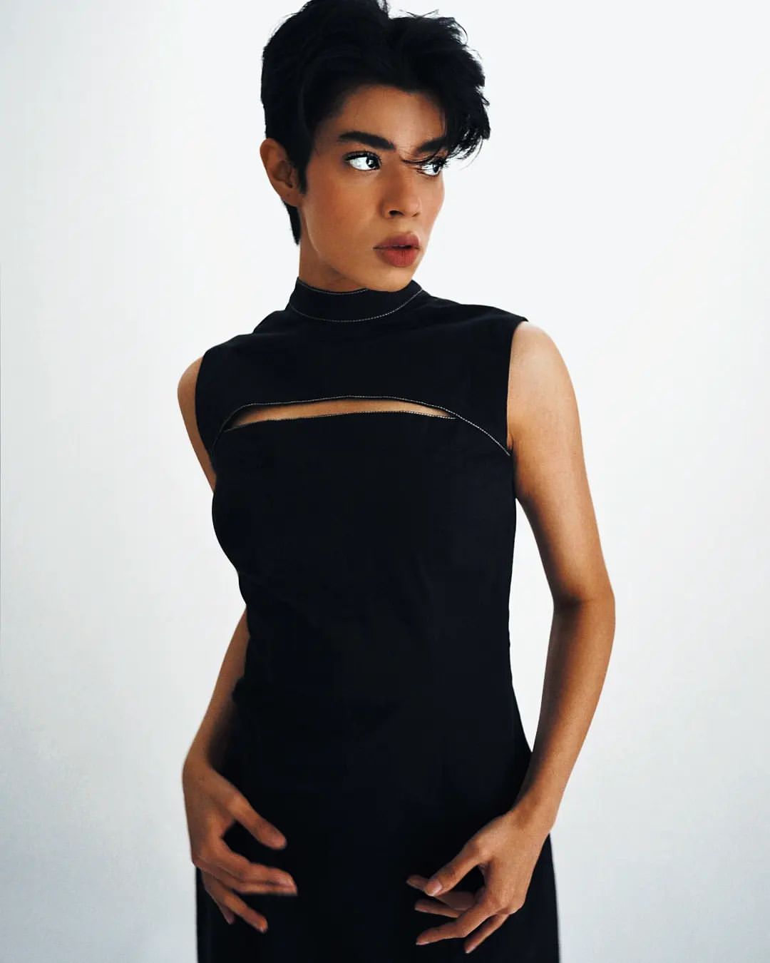 ELONGATING BLACK CUT-OUT DRESS - View 2 - Superr*